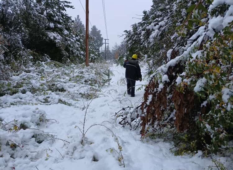 Provincia trabaja en el restablecimiento del servicio eléctrico en la Comarca Andina tras cortes por nevadas