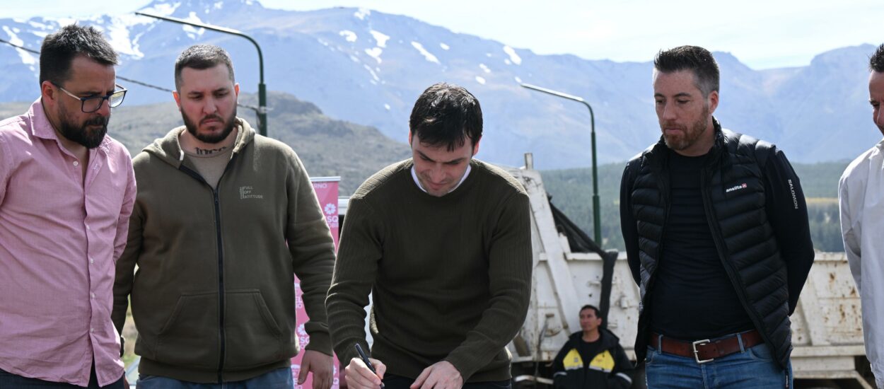 Torres encabezó firma de convenios por obras de infraestructura urbana y entregó lotes a familias de Esquel