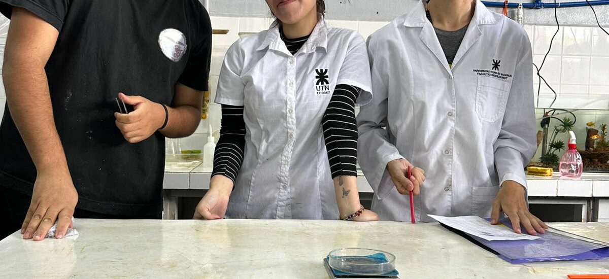 Estudiantes de Ingeniería Pesquera realizaron un viaje de estudios a Camarones