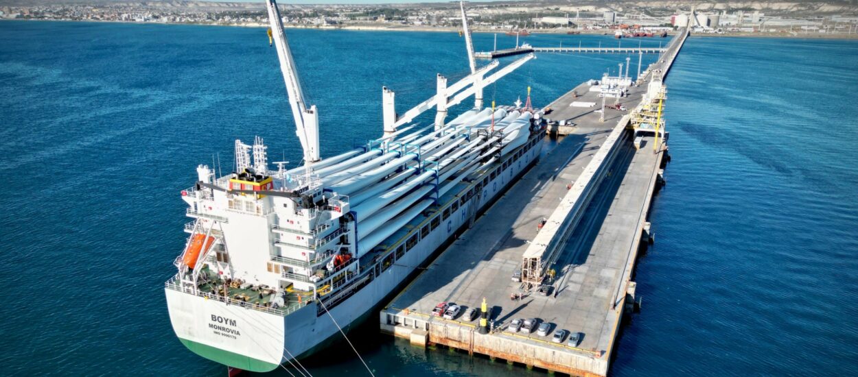 Comenzó la descarga de aerogeneradores para el parque eólico “La Flecha” en Puerto Madryn