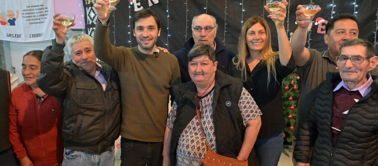 Torres y Papaiani compartieron un agasajo de fin de año junto a personas mayores de la Meseta