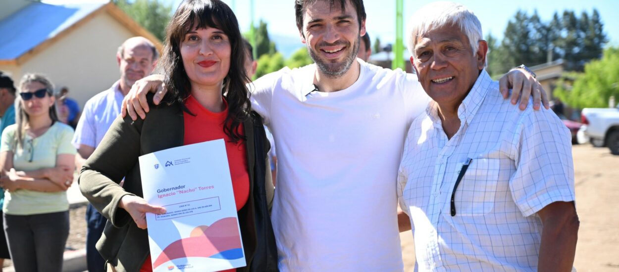 Torres encabezó una emotiva entrega de viviendas a familias de El Maitén