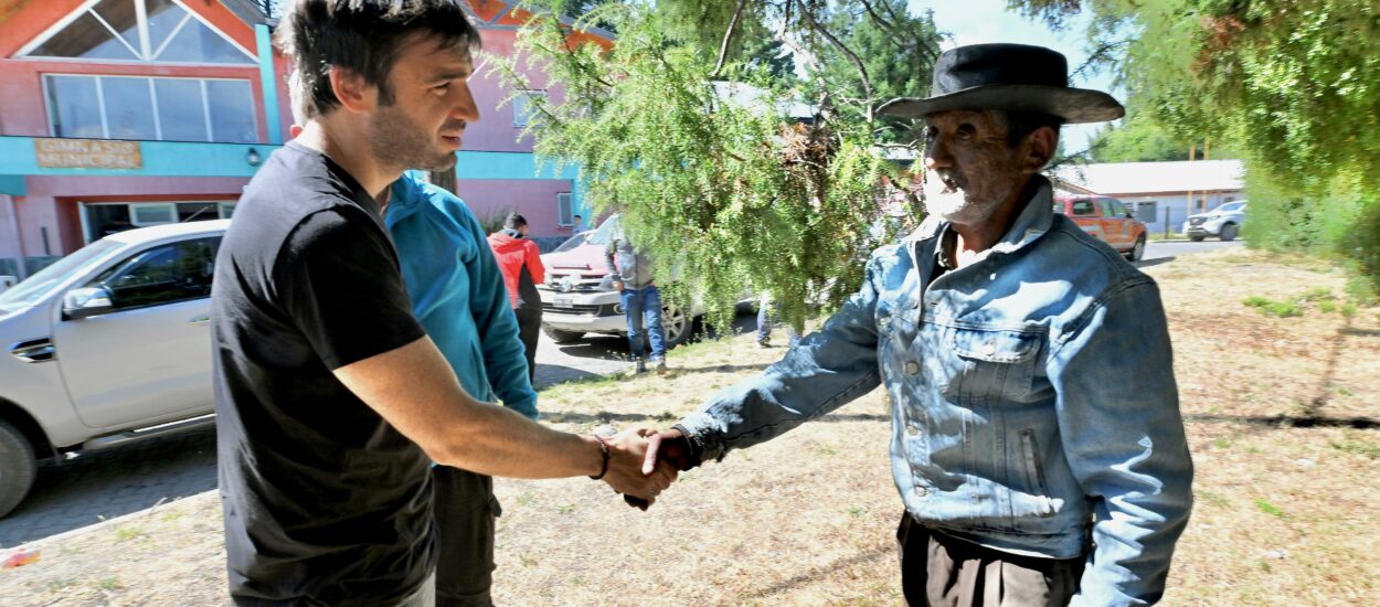 Torres aseguró que “la zona urbana de Epuyén ya no corre peligro” y destacó el trabajo de “los más de 300 brigadistas y voluntarios” para sofocar el incendio