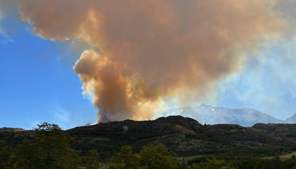 El Gobierno de la Provincia refuerza el operativo para controlar el incendio registrado en Atilio Viglione
