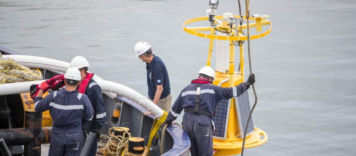 En medio de un importante despliegue, la Boya Oceanográfica superó las evaluaciones y fue finalmente trasladada al mar