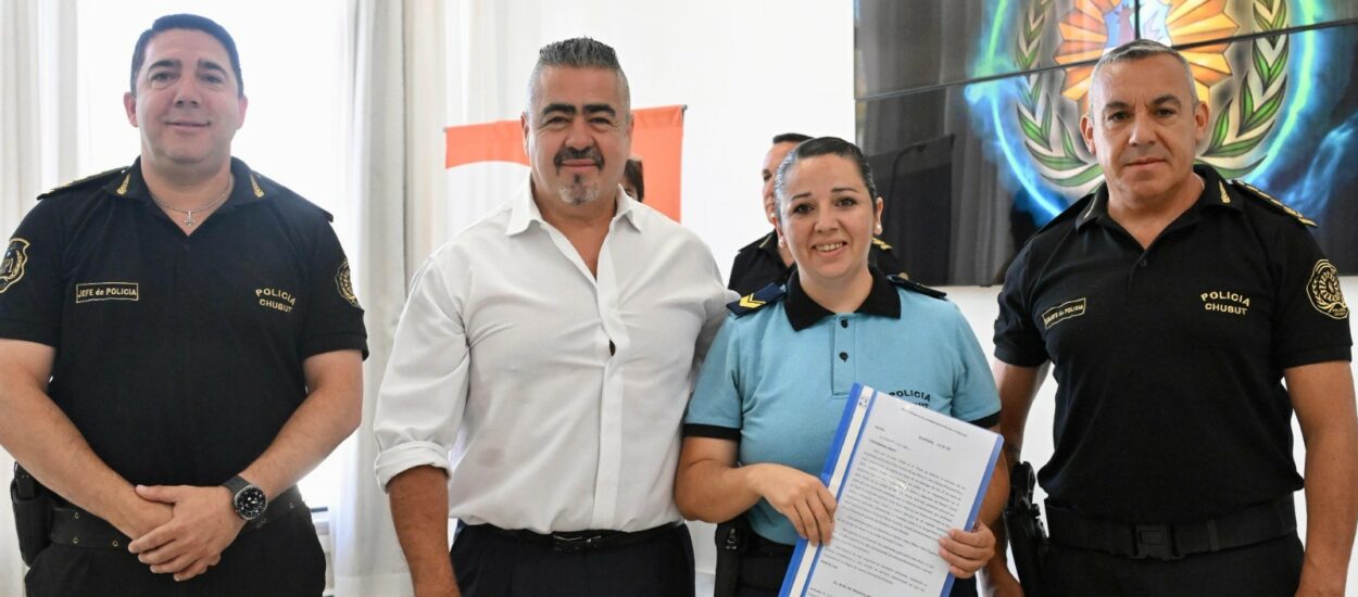 El Gobierno de Chubut reconoce a dos policías por salvar la vida de un bebé en Rawson