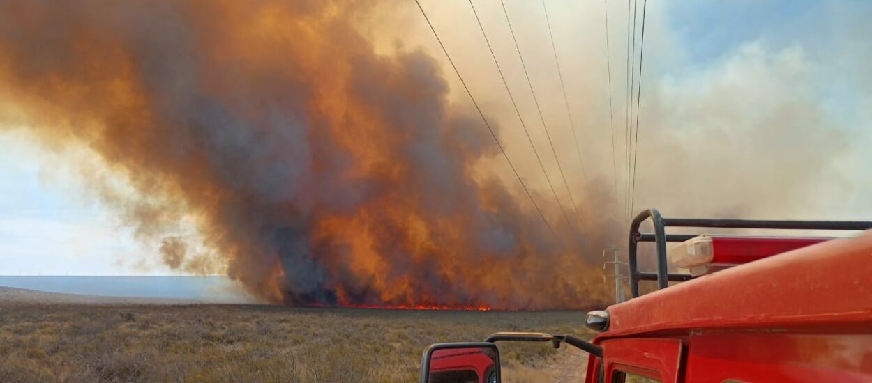 Incendio Activo en el Parque Eólico Loma Blanca: Bomberos Continúan Trabajando Durante la Noche