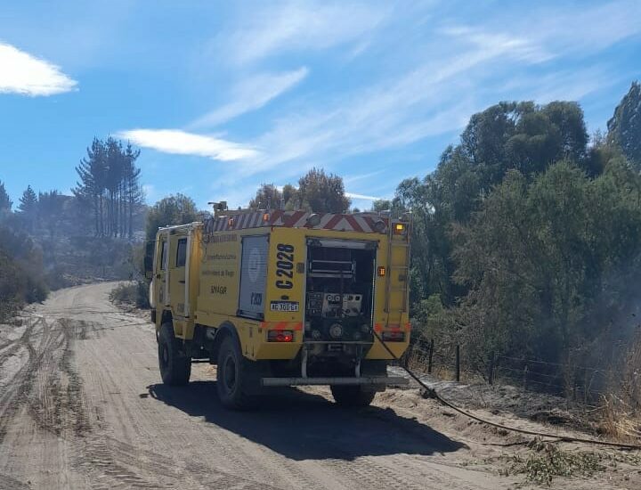 Provincia refuerza el operativo para combatir el incendio forestal en la zona de Trevelin