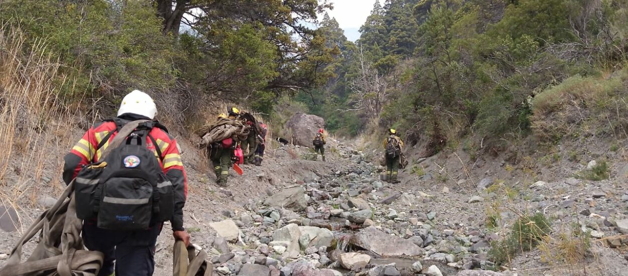 Cerca de 100 personas y medios aéreos intervienen en el operativo para sofocar el incendio forestal en la zona de Trevelin