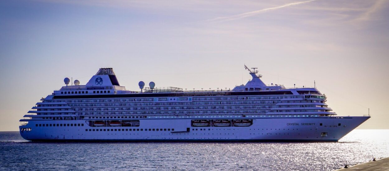 Temporada de cruceros en Chubut: el exclusivo Crystal Serenity arribó a Puerto Madryn
