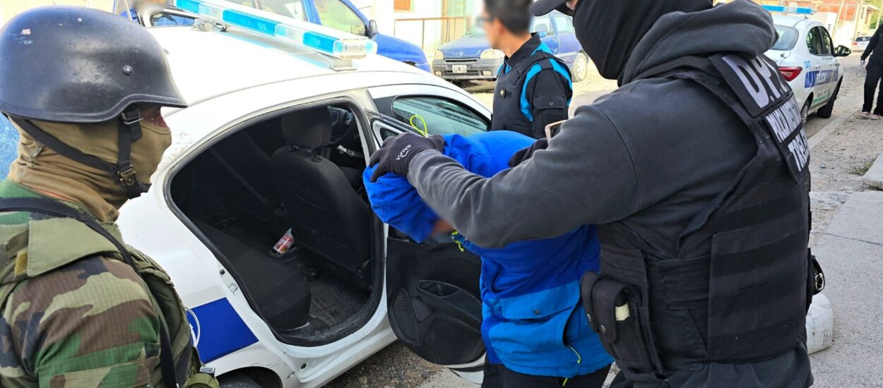 A pocas horas de un violento robo en Trelew, la Policía del Chubut detuvo a uno de los delincuentes tras una serie de allanamientos