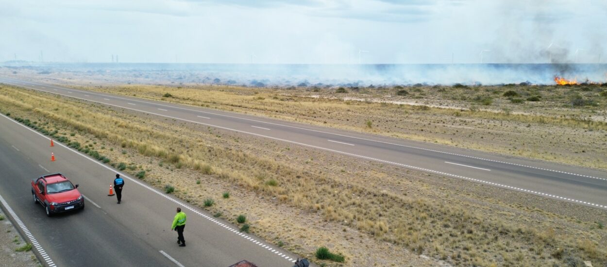 Provincia trabaja para extinguir incendio en la Ruta 3 entre Trelew y Puerto Madryn