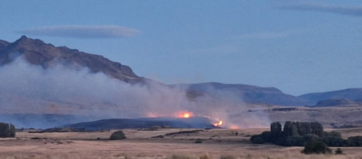 Provincia activó un fuerte operativo para controlar incendio forestal en la zona de Trevelin