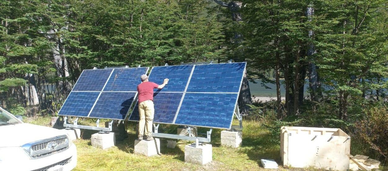 El Gobierno avanza con la colocación de paneles solares que proveen energía renovable en las Áreas Naturales Protegidas