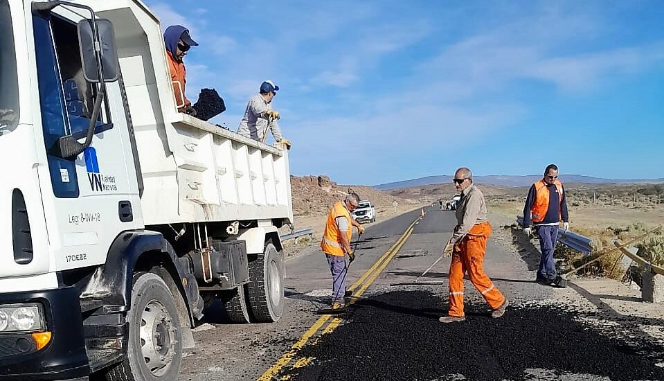 VIALIDAD NACIONAL REALIZA TRABAJOS DE BACHEO EN LA RUTA 25, ENTRE LAS PLUMAS Y LOS ALTARES