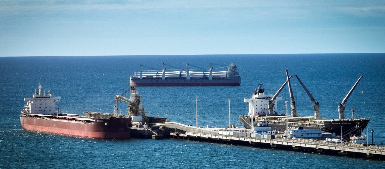 Arribó un nuevo buque a Puerto Madryn con componentes para el Parque Eólico “La Flecha”
