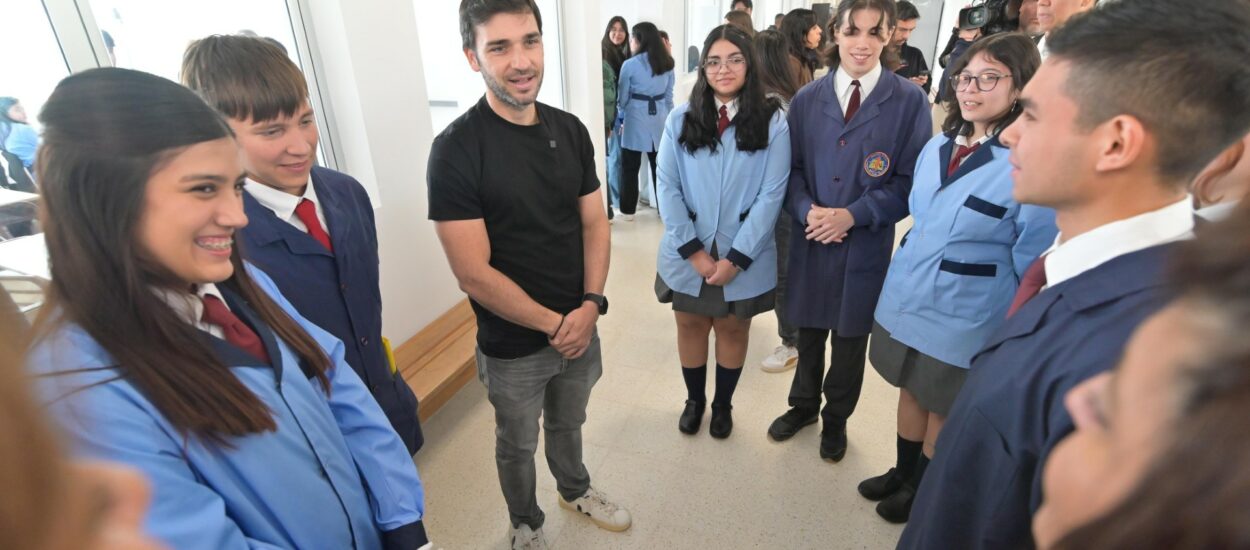 Torres estuvo presente en la vuelta a clases de los alumnos del Biología Marina de Comodoro: “Nos llena de orgullo que los chicos tengan una escuela propia después de tantos años”