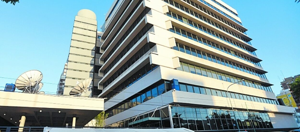 Milei acusa a Clarín de “la gran estafa argentina” y denuncia intento de monopolio en telecomunicaciones