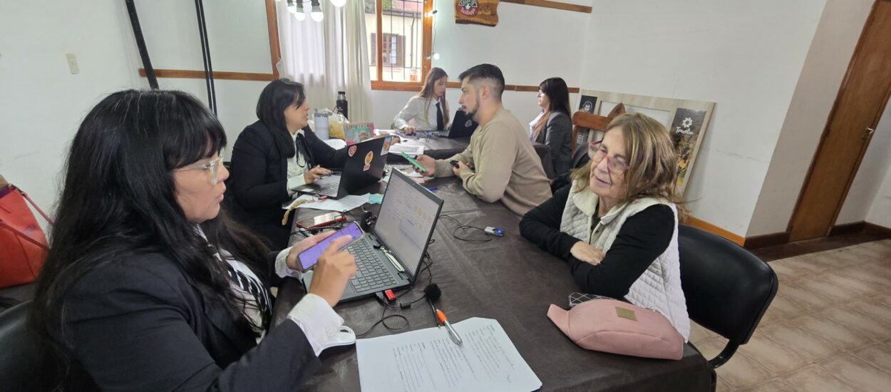 Firma Digital: Provincia asistió a más de 100 vecinos de Esquel para que puedan registrarse