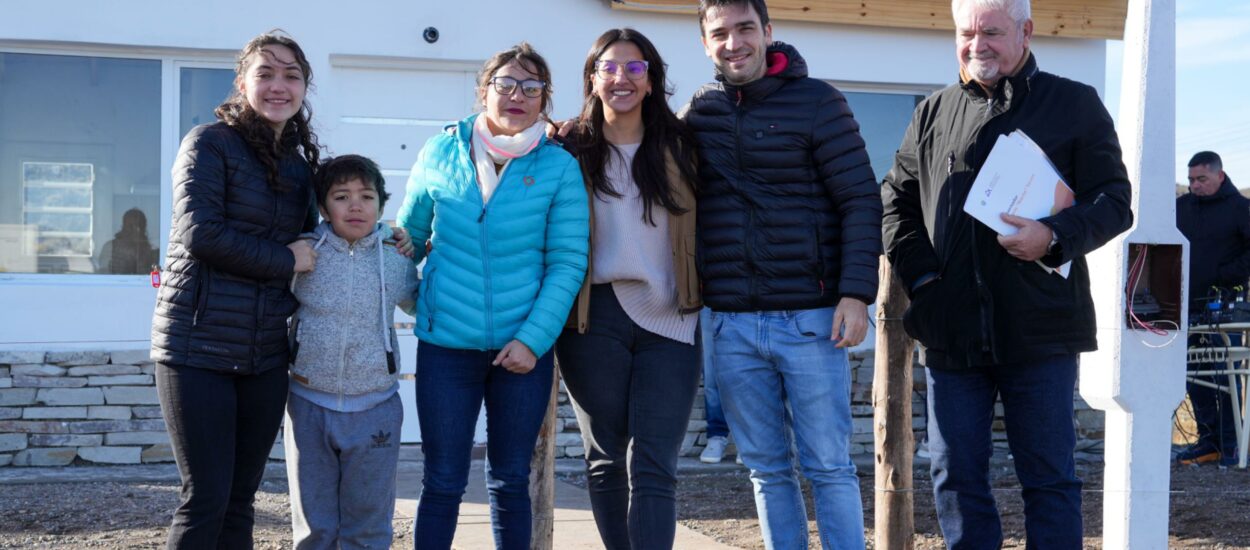 Torres entregó viviendas en Lago Blanco y destacó el trabajo articulado con intendentes y jefes comunales de toda la provincia