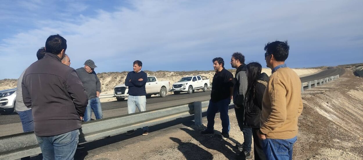 Provincia acompañó a estudiantes de ingeniería en una recorrida por la obra de pavimentación del acceso a El Doradillo