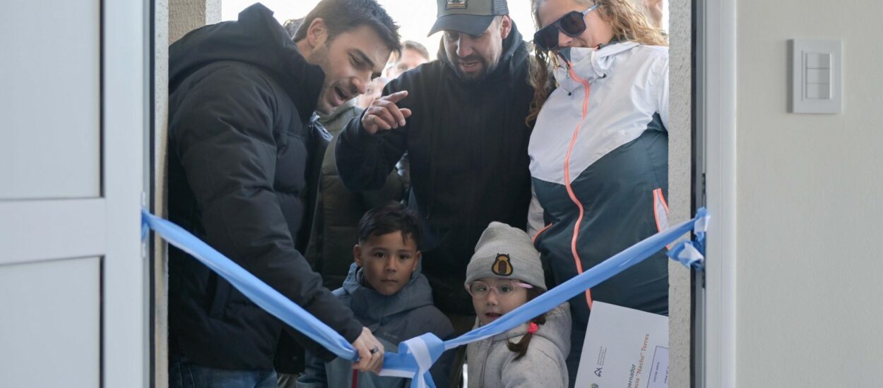 Torres encabezó una nueva entrega de casas en Trelew y anunció que solicitará a Nación el traspaso de las 204 viviendas inconclusas del Pro.Cre.Ar.