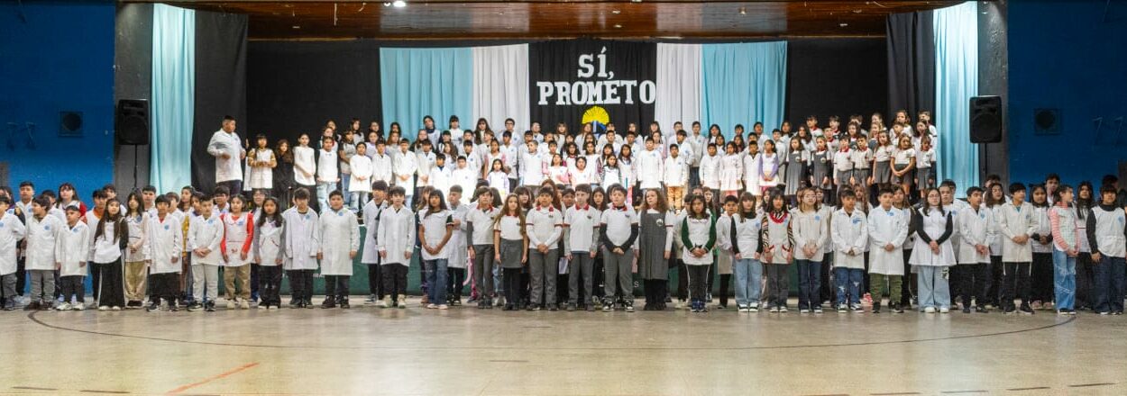 GAIMAN CELEBRÓ EL ACTO COMUNITARIO DE PROMESA A LA BANDERA DE LA PROVINCIA