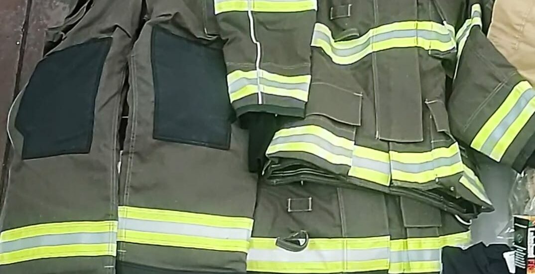 La Asociación Bomberos Voluntarios de Puerto Madryn realizó la compra de 34 trajes marca Lakeland, especializados para el combate de incendios en estructuras así como también en incendios forestales.
