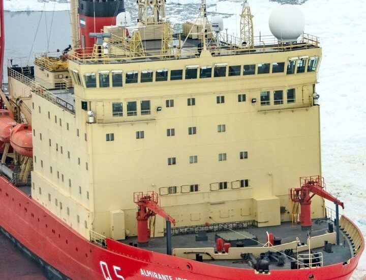 El rompehielos ARA “Almirante Irízar” llega a Puerto Madryn en una fecha de memoria colectiva
