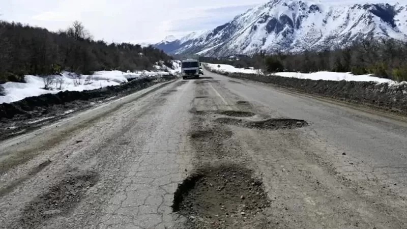 Chubut analiza cobrar tasa a camiones chilenos por el deterioro de la Ruta 40