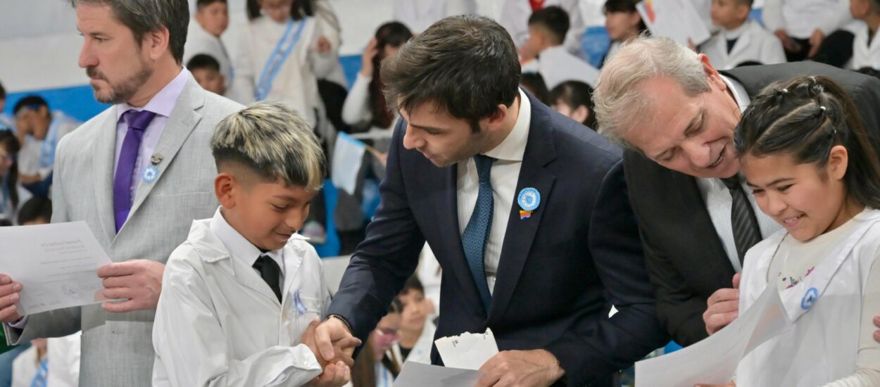 Torres encabezó el acto central por el Día de la Bandera y destacó la importancia de fortalecer la democracia y la educación