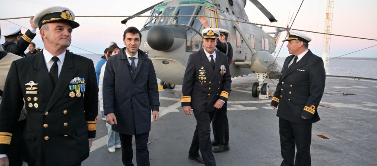 Torres visitó el rompehielos ARA “Almirante Irízar” y destacó “la vocación de servicio de la Armada Argentina en la custodia y protección de nuestras aguas”