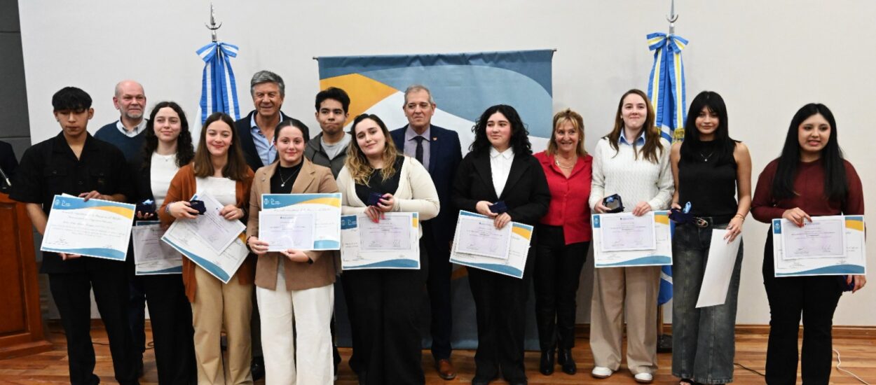 La Legislatura del Chubut entregó reconocimientos a los mejores promedios y a la trayectoria educativa a egresados del Secundario 2024