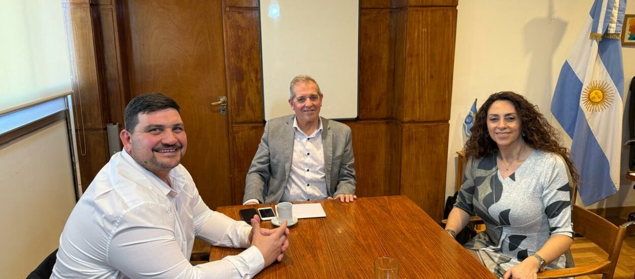 Provincia avanza con obras escolares y de servicios en Camarones