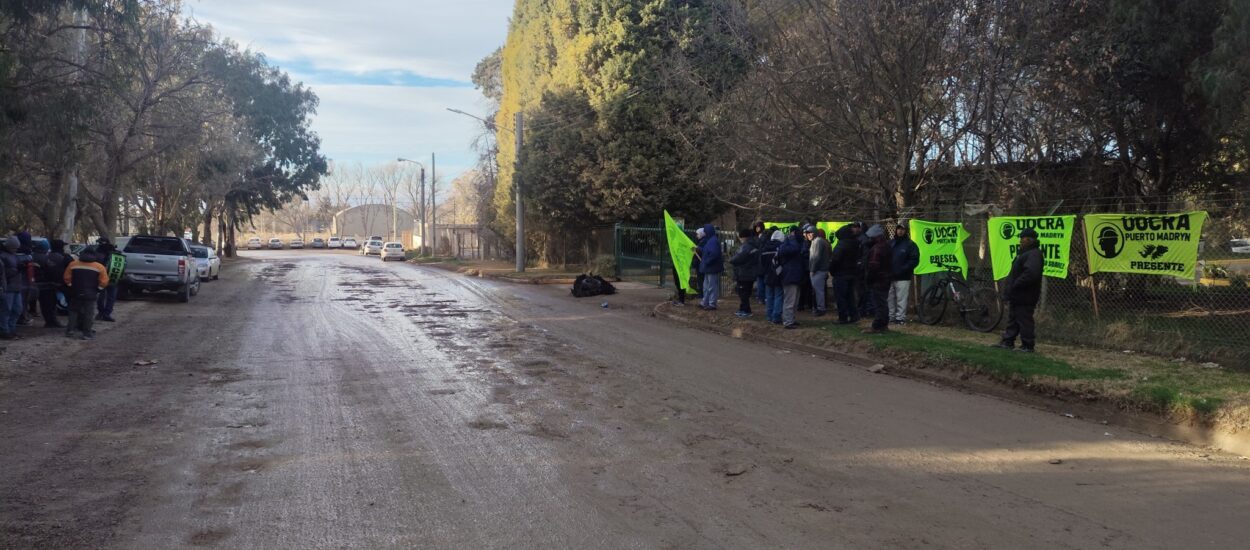 Trabajadores de la construcción enfrentan falta de pago y despidos ante cierre de obras en Madryn