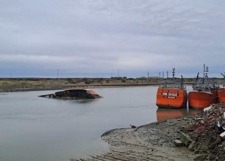 Reflotarán el buque abandonado en el río Chubut: “Ya está autorizada su extracción”