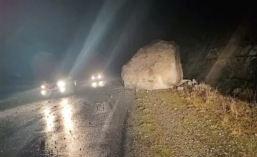 Derrumbe en Ruta 40: cortan el tránsito pesado entre Puelén y El Hoyo por deslizamiento de gran roca