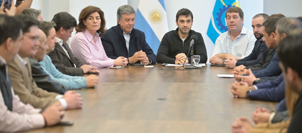 Anuncian dragado del puerto de Rawson y nuevas defensas costeras
