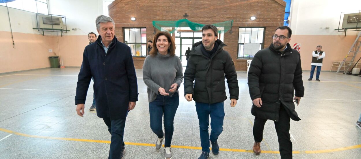 Torres entregó equipamiento informático a escuelas de la Comarca