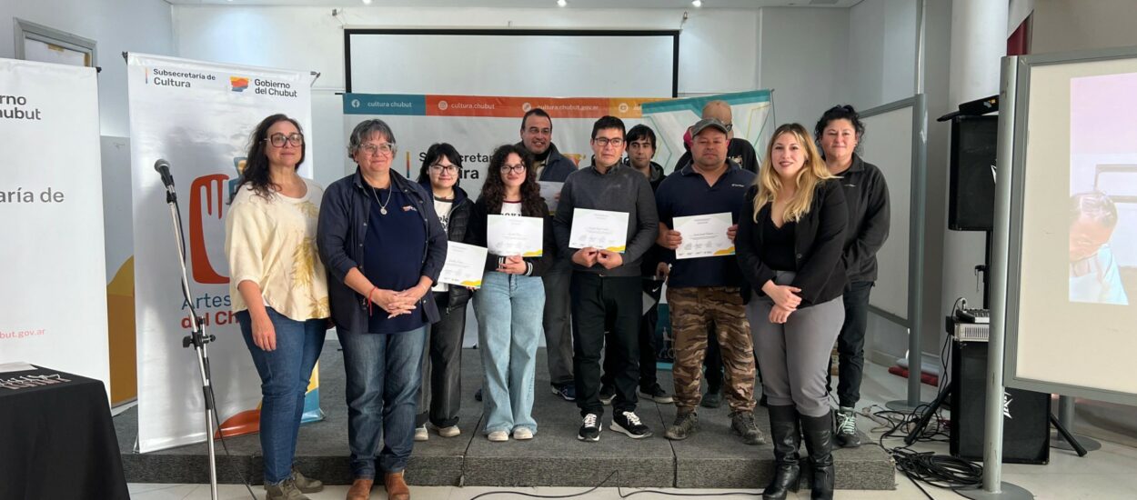 Provincia entregó certificados de la primera capacitación inclusiva en curtido de piel de pescado en Rawson