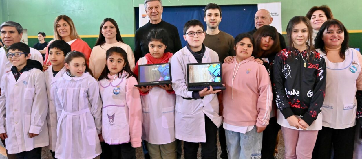 Torres entregó importante equipamiento informático a escuelas de la Meseta
