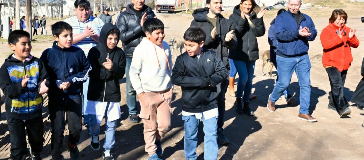 Torres entregó equipamiento informático de última tecnología a escuelas de la Meseta y anunció 433 millones para ampliar el SUM comunal de Lagunita Salada