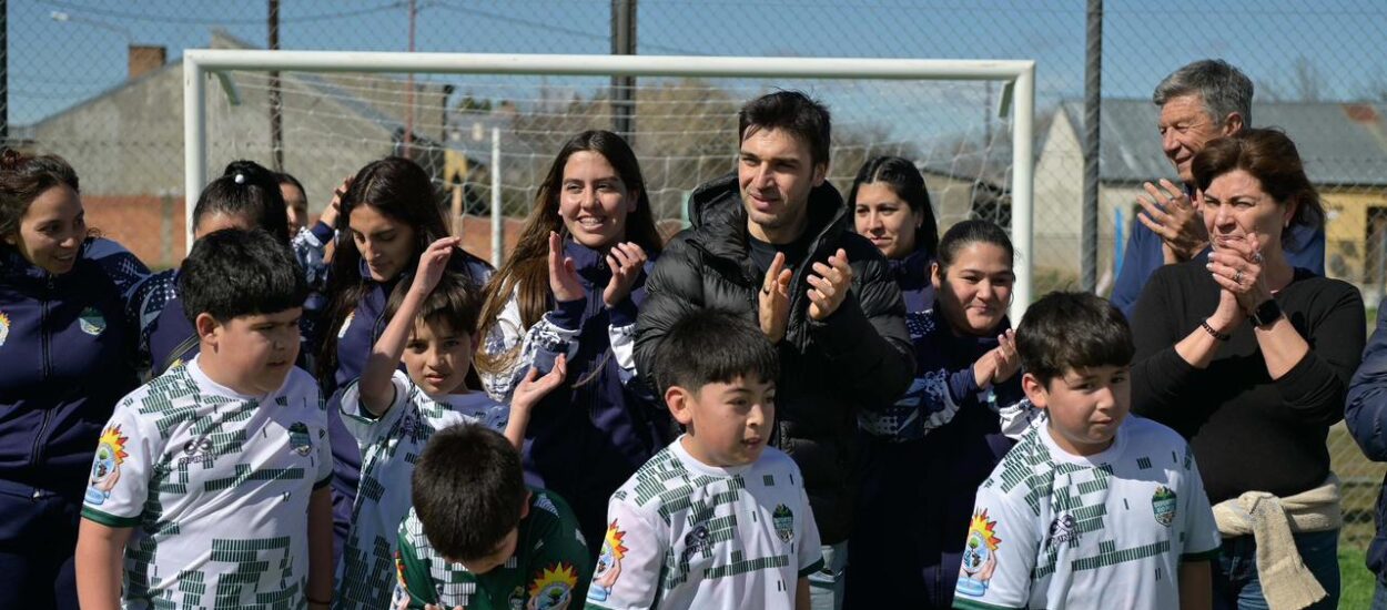 Torres inauguró en Río Pico la primera Estación de Telemedicina y una cancha de césped sintético