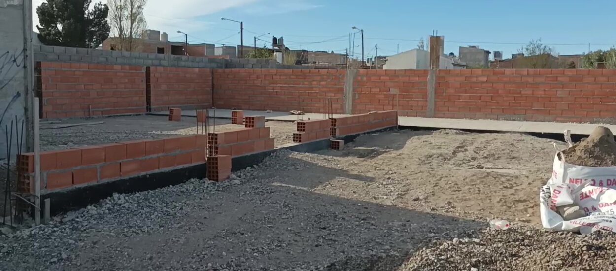 Avanza la ampliación de la Biblioteca Popular del barrio San Miguel con un taller de construcción comunitario