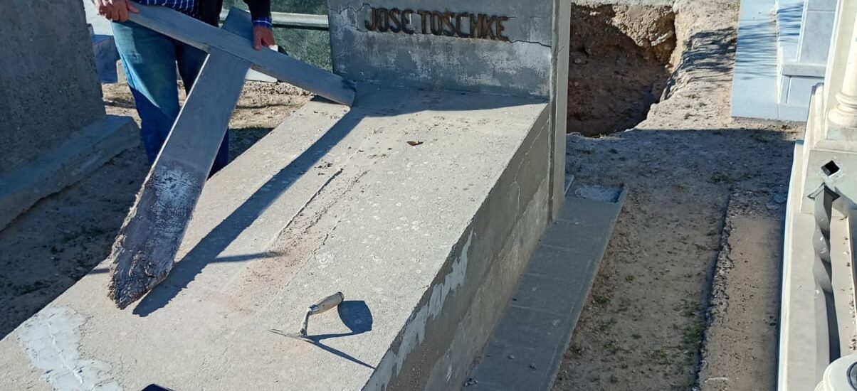 EN EL DÍA DEL MAESTRO SE PONE EN VALOR LA TUMBA DE DON JOSÉ TOSCHKE