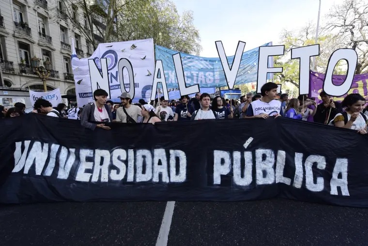 Miles marcharon en todo el país contra los vetos de Milei; Plaza Congreso desbordada