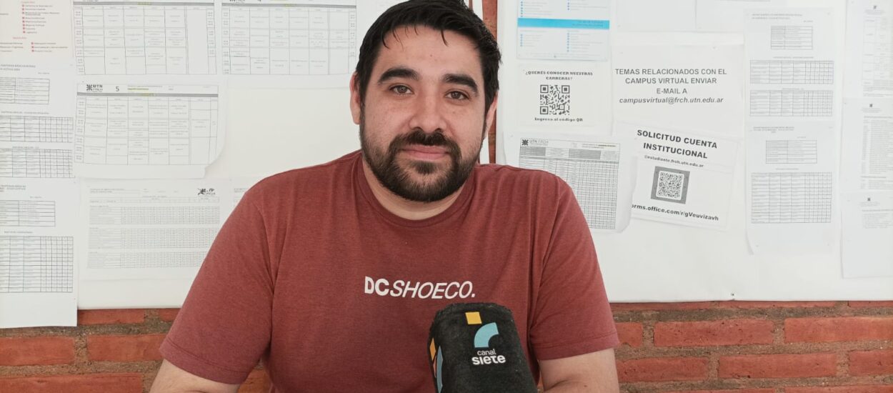 Avanza el proyecto “Ciudad Universitaria” en Puerto Madryn con apoyo de las universidades e inmobiliarias  Puerto Madryn. – El Secretario de Asuntos Estudiantiles de la UTN Facultad Regional Chubut, Eloy López, confirmó que el proyecto “Ciudad Universitaria” ya cuenta con resolución del Concejo Deliberante desde agosto y se encuentra en etapa de implementación, con vistas a estar operativo en 2025.  La iniciativa se viene trabajando desde comienzos de año junto al municipio, las tres universidades nacionales con sede en la ciudad, los institutos de formación terciaria y diversas instituciones educativas. “Se han realizado reuniones y encuentros para darle forma al proyecto, que no solo busca beneficios inmediatos, sino también planificar infraestructura futura como residencias y comedores universitarios”, explicó López.  Alojamiento y acompañamiento estudiantil  Uno de los ejes centrales es la oferta de alojamiento para estudiantes que llegan a la ciudad. Esta semana se avanzó en un encuentro con la Cámara Inmobiliaria, la Red de Alojamientos Temporales y la Cámara de Comercio (CAMAD) para definir detalles sobre alquileres y beneficios.  “Ya estamos recibiendo consultas de estudiantes que se inscriben para el curso de ingreso y necesitan información sobre alquileres temporarios o anuales. Desde la UTN, además, estamos armando un programa de acompañamiento y becas de alojamiento”, destacó el dirigente.  Las universidades actuarán como garantes e intermediarias frente a las inmobiliarias, buscando dar seguridad tanto a propietarios como a estudiantes. “Queremos achicar la distancia y acompañar a jóvenes de menos de 20 años que empiezan a vivir solos. No se trata solo de dar un servicio, sino de brindar contención y respaldo institucional”, remarcó López.  Formalidad y regulaciones  En cuanto a las condiciones de los alojamientos, se estableció que deben contar con habilitaciones municipales, seguros y garantías. Sin embargo, también se contemplará la realidad de quienes ofrecen plazas en el marco informal, integrándolos al programa bajo las mismas exigencias de calidad y seguridad.  Proyección a futuro  El proyecto se plantea en etapas. La primera se centra en descuentos, beneficios y acuerdos con inmobiliarias, mientras que a futuro se apunta a generar infraestructura propia en Puerto Madryn: residencias estudiantiles, comedores y espacios comunes que consoliden a la ciudad como polo universitario.  “Lo importante es que ya está en marcha. Queremos que en el corto plazo los estudiantes que elijan Puerto Madryn tengan una respuesta concreta en materia de alojamiento y acompañamiento”, concluyó López.