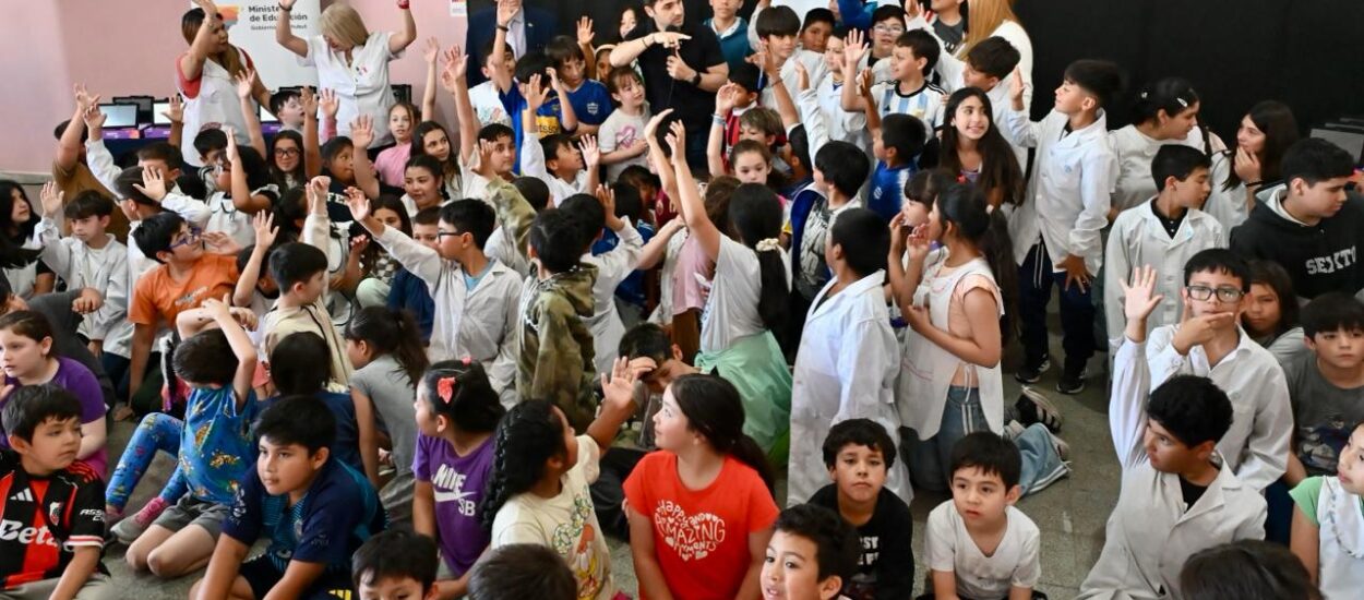 Torres entregó tablets a estudiantes y anunció la ampliación del Plan de Conectividad