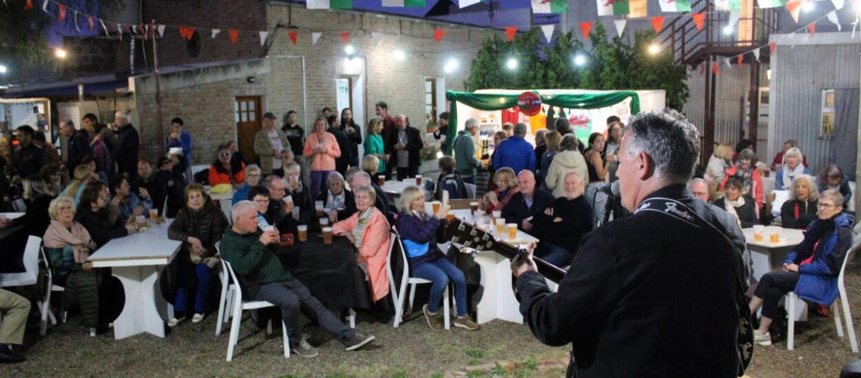 CWRW DA EN CASA TOSCHKE CON LA ACTUACIÓN DESDE GALES DE RHYS MEIRION Y ELGRUPO PEDAIR JUNTO A ARTISTAS LOCALES