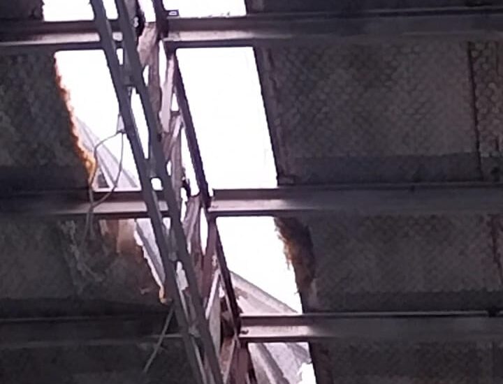 Fuertes vientos dañan el techo del natatorio y obligan a suspender actividades